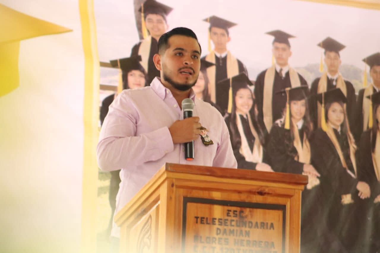 El Ingeniero Álvaro Serrano Mercado, Padrino de Generación en la Telesecundaria “Damián Flores Herrera”