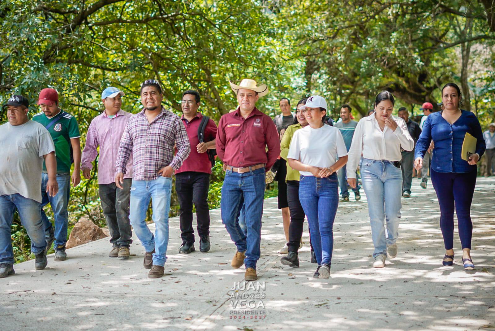 “Caminando Juntos: La Visita del Presidente Municipal a Cacalotenango”